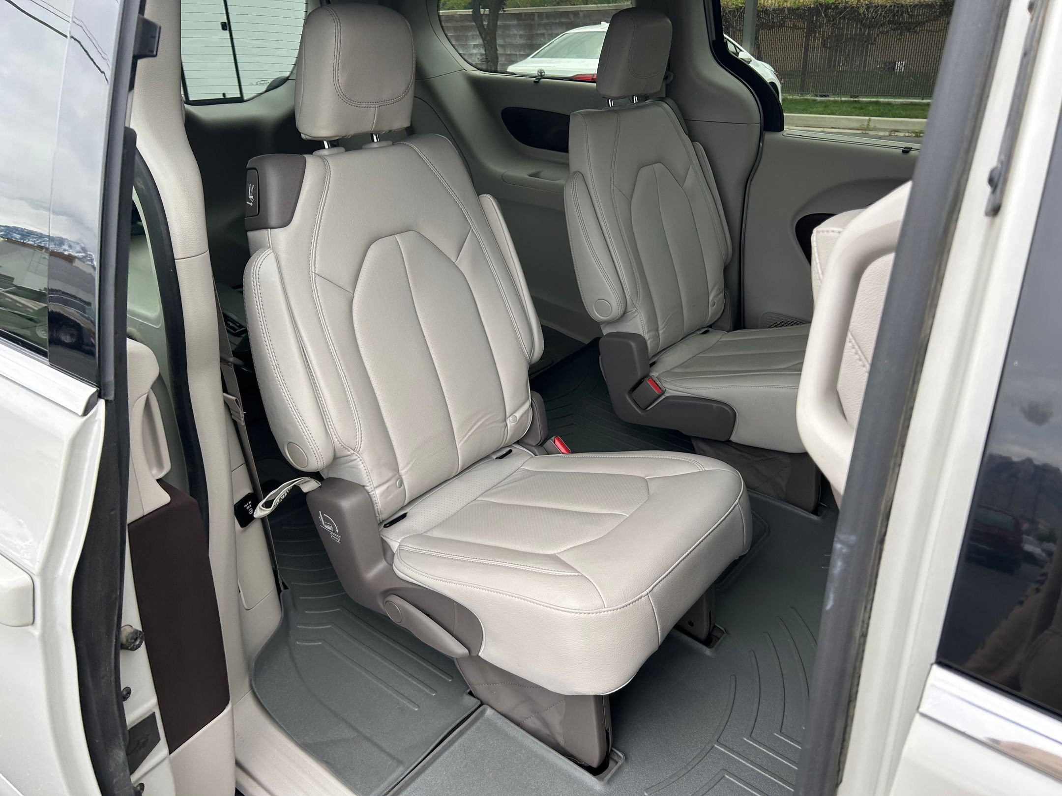 Used 2020 Chrysler Pacifica Touring-L Plus w/ Tire & Wheel Group image 28