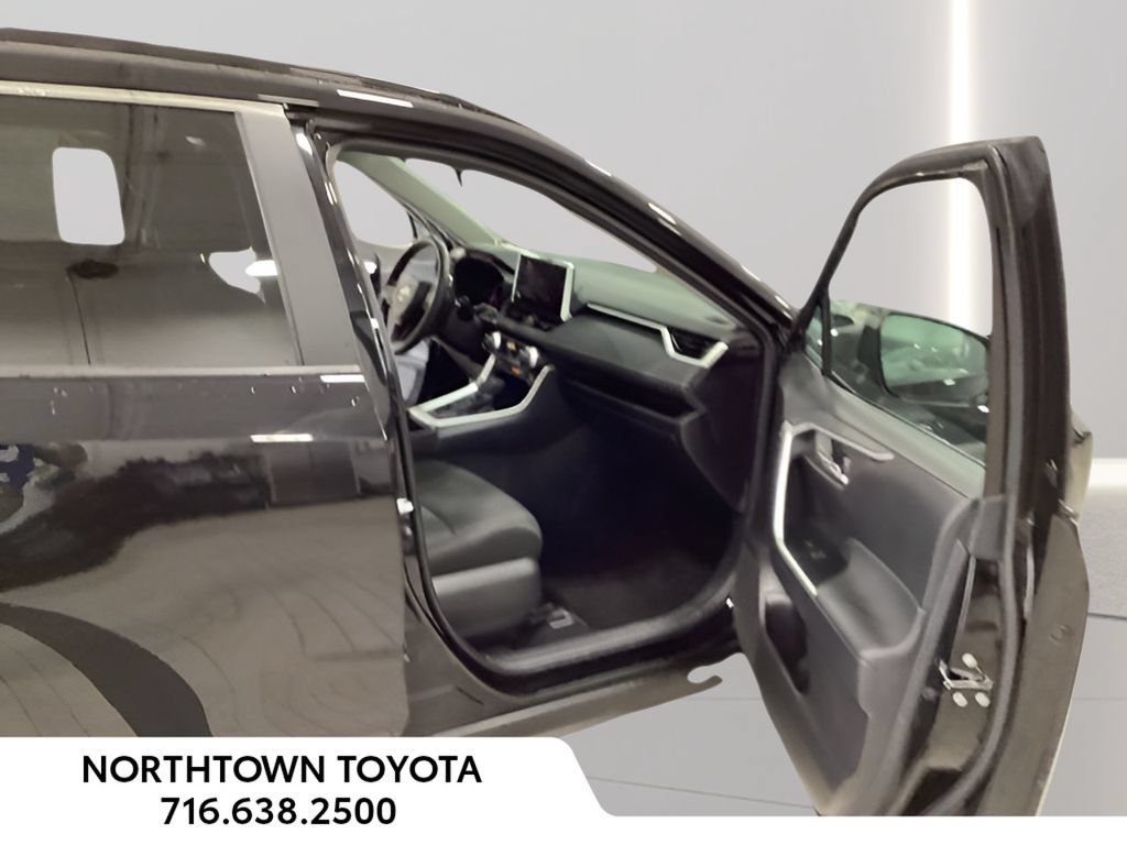 Used 2025 Toyota RAV4 XLE AWD/4WD image 16