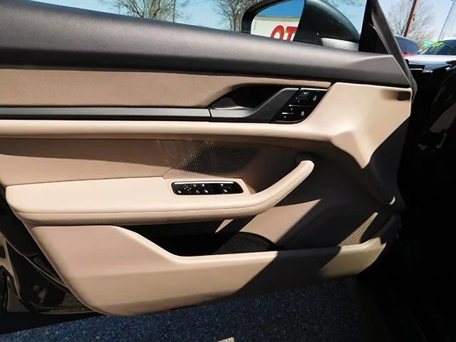 Used 2021 Porsche Taycan image 13