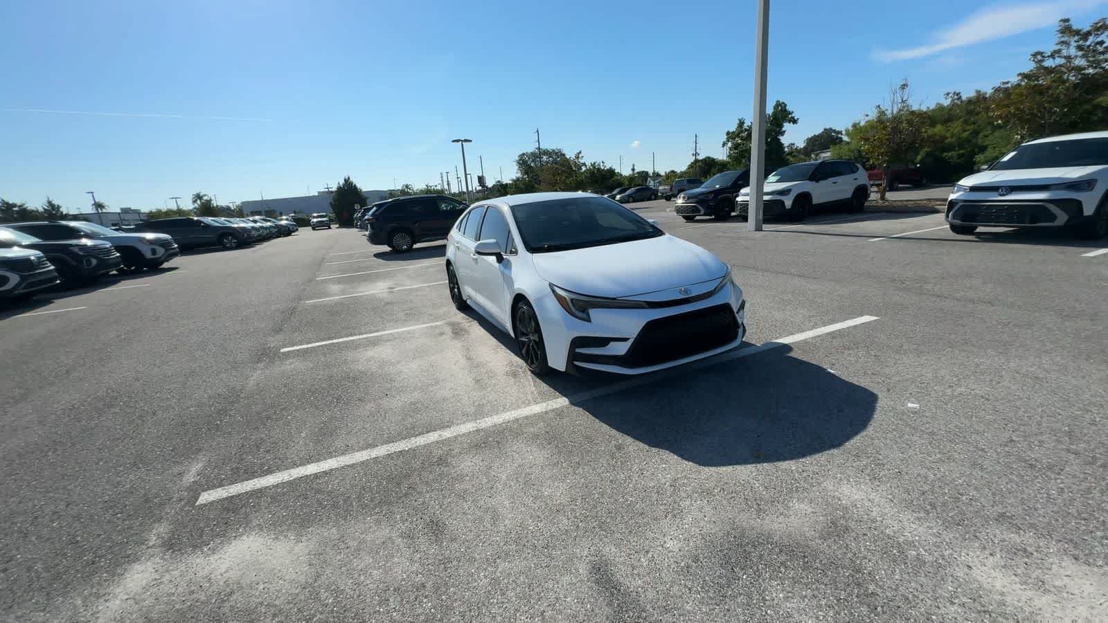 Used 2023 Toyota Corolla SE FWD image 2