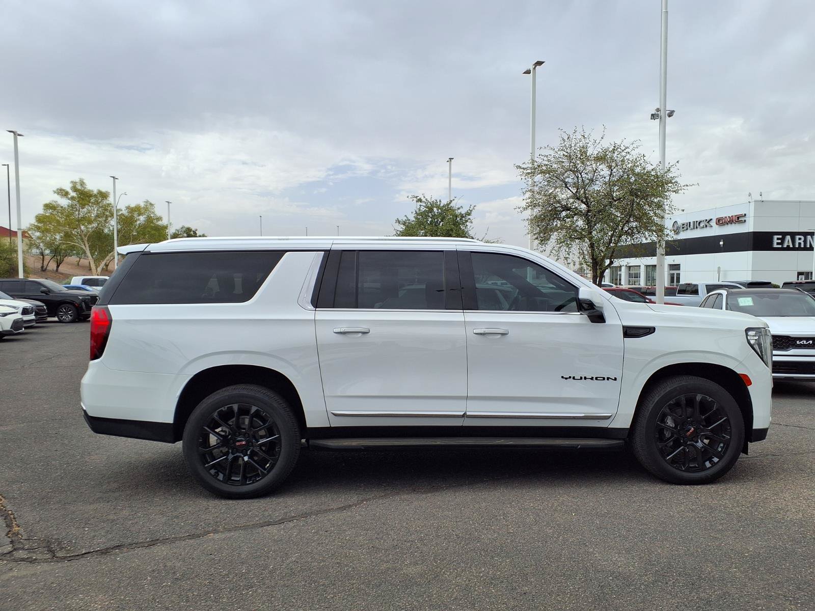 Used 2023 GMC Yukon XL SLT w/ SLT Premium Package AWD/4WD image 4