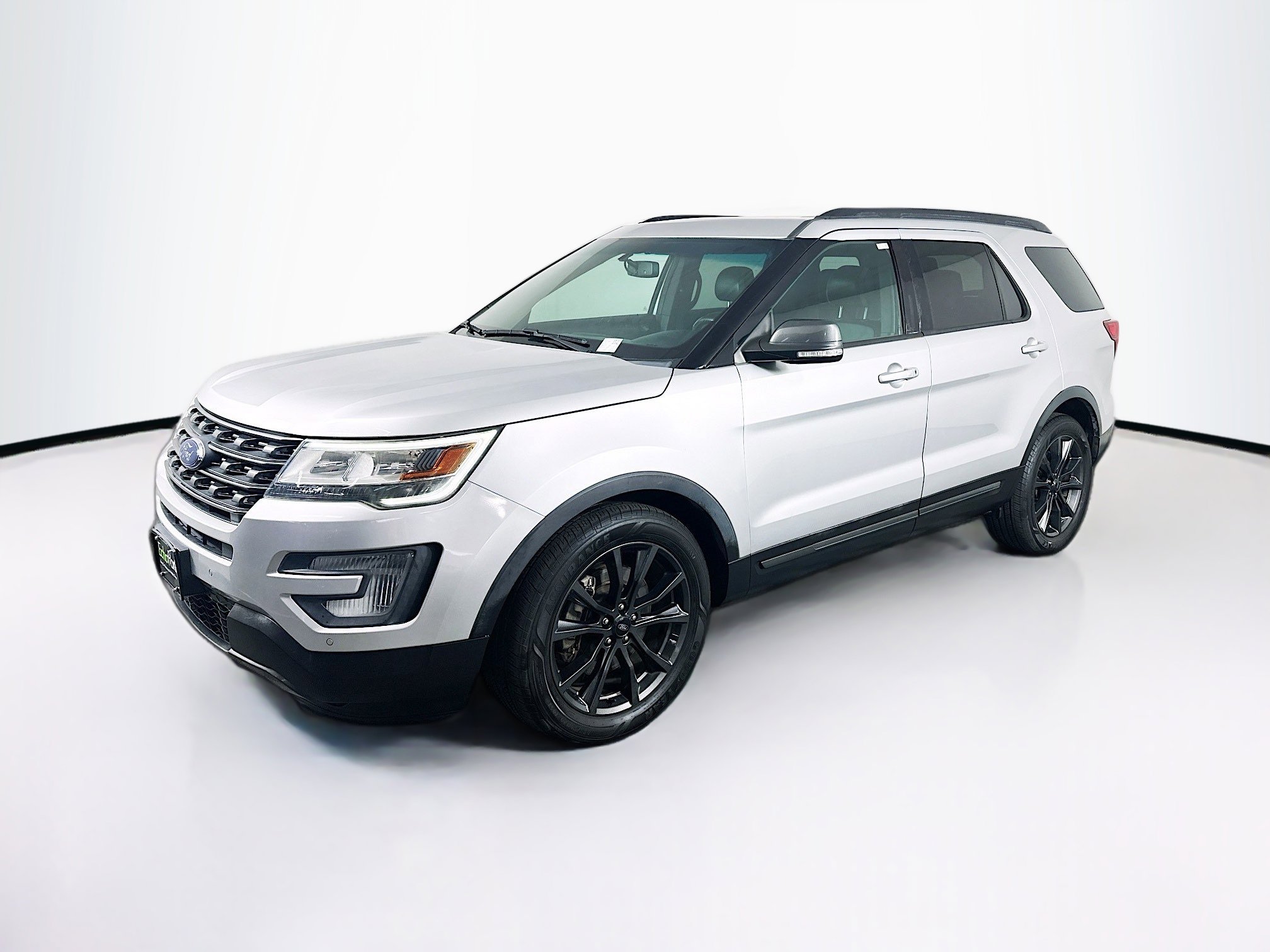 Used 2017 Ford Explorer XLT w/ Equipment Group 202A image 3