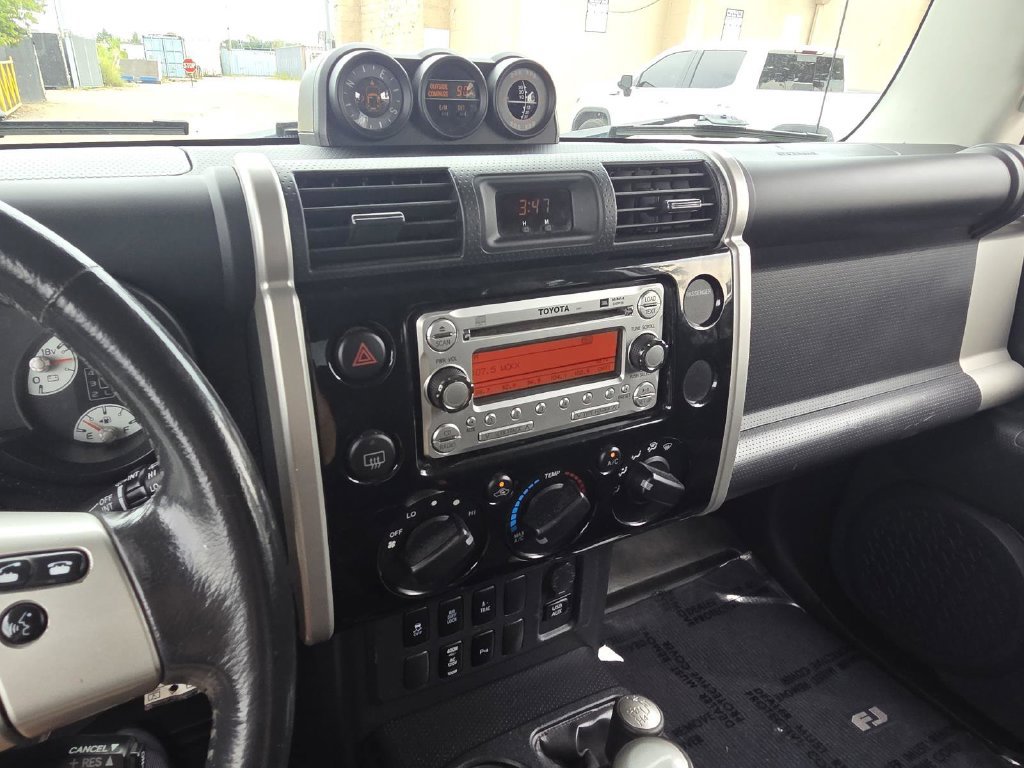 Used 2014 Toyota FJ Cruiser 4WD w/ Upgrade Package image 24