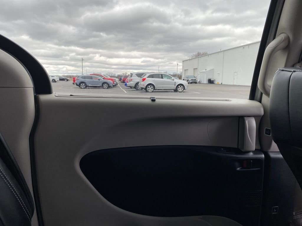 Used 2024 Chrysler Pacifica Touring-L image 17