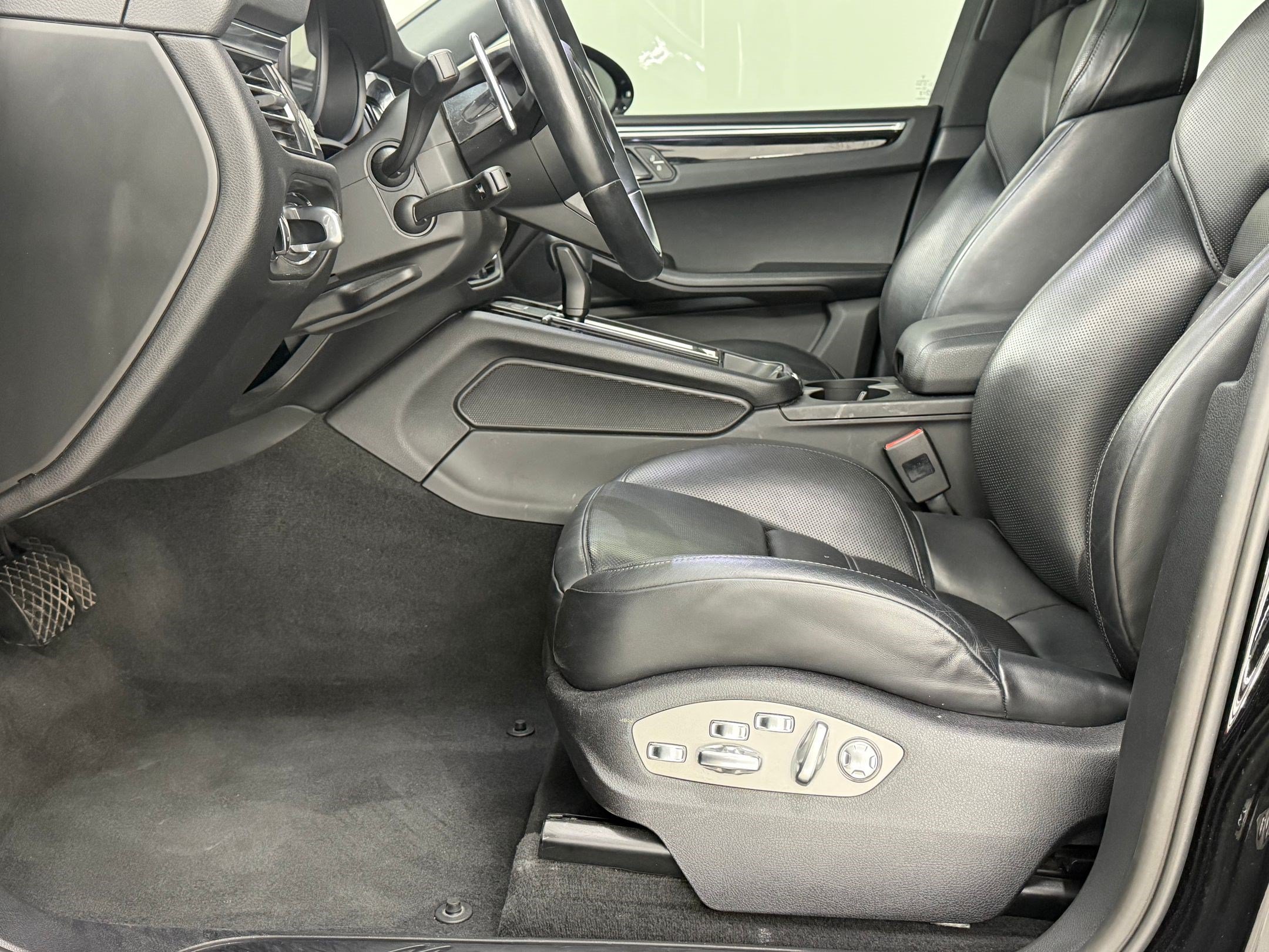 Used 2024 Porsche Macan AWD/4WD image 5