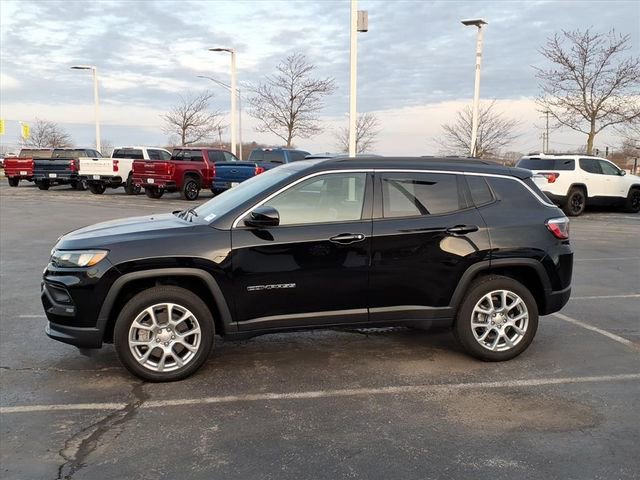 Used 2024 Jeep Compass Latitude w/ Sun and Sound Group AWD/4WD image 10