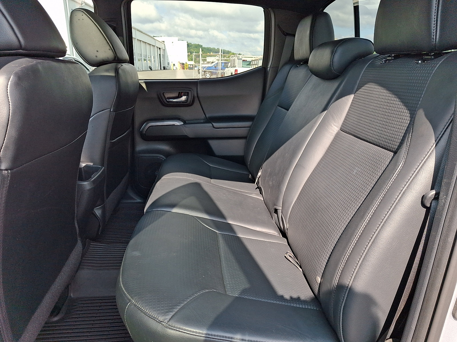 Used 2018 Toyota Tacoma Limited AWD/4WD image 10