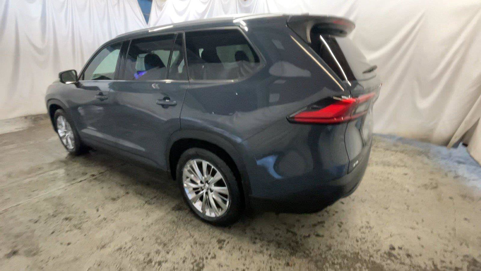 Used 2024 Toyota Grand Highlander AWD image 9