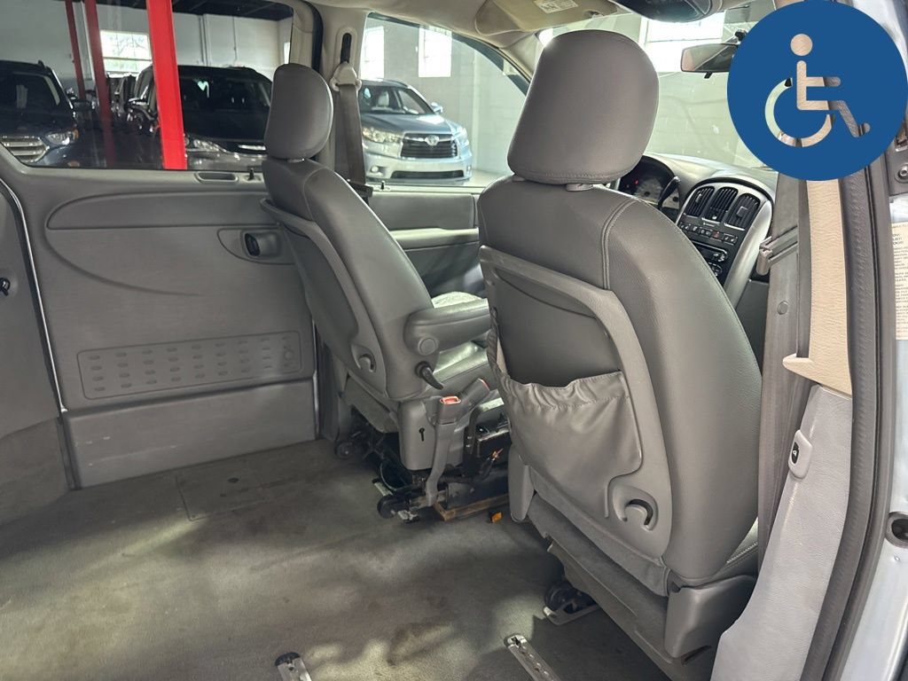 Used 2005 Chrysler Town & Country Touring w/ Leather Interior Group FWD image 39