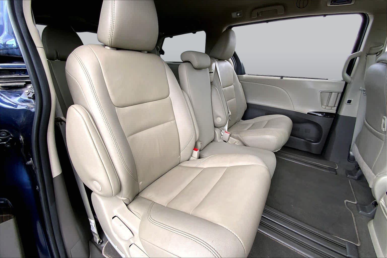 Used 2020 Toyota Sienna XLE Premium FWD image 19