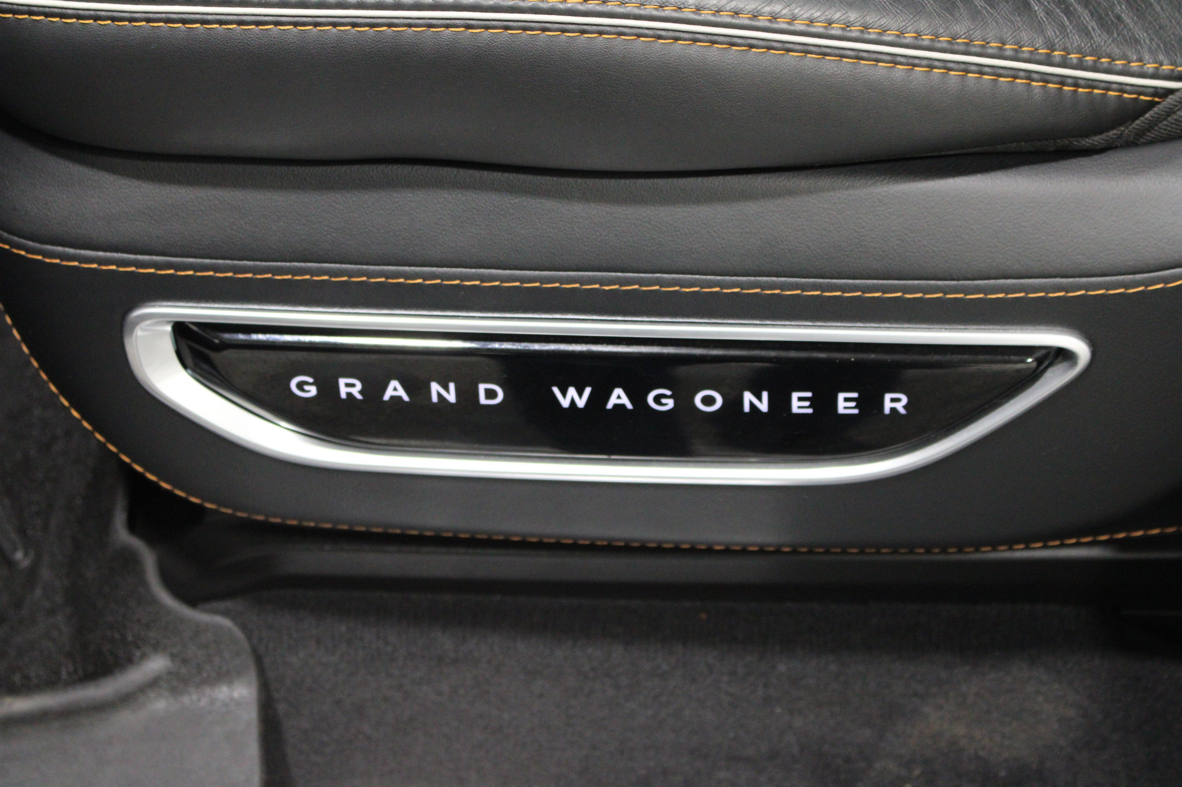 Used 2023 Jeep Grand Wagoneer Series III AWD/4WD image 5