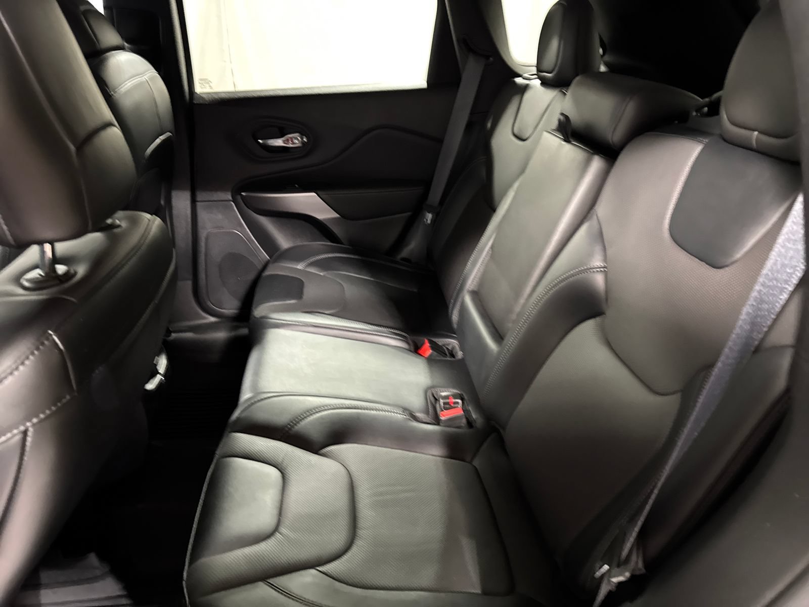 Used 2022 Jeep Cherokee Latitude Lux w/ Mopar Interior Package AWD/4WD image 5