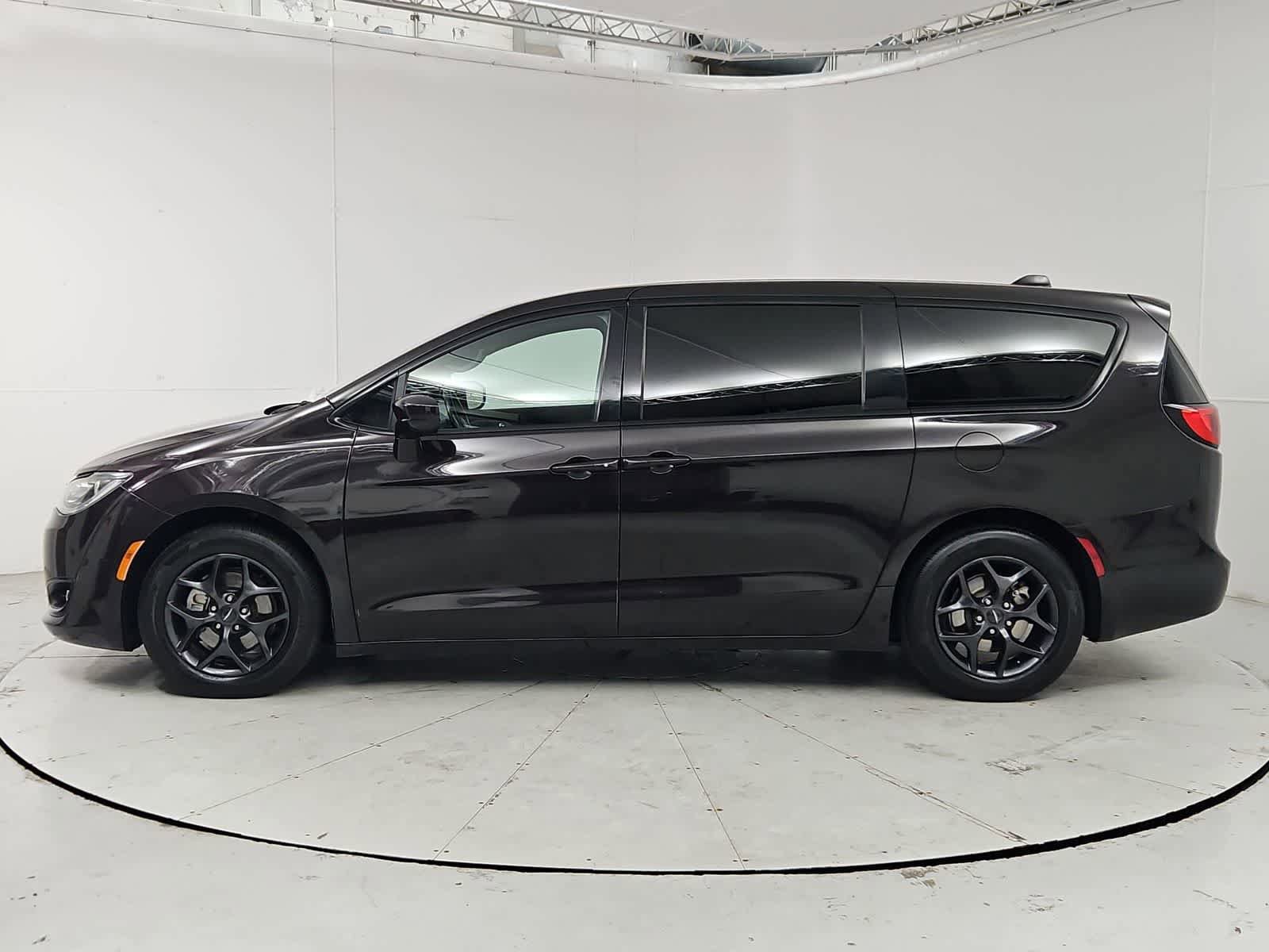 Used 2018 Chrysler Pacifica Touring Plus w/ S Appearance Package FWD image 3