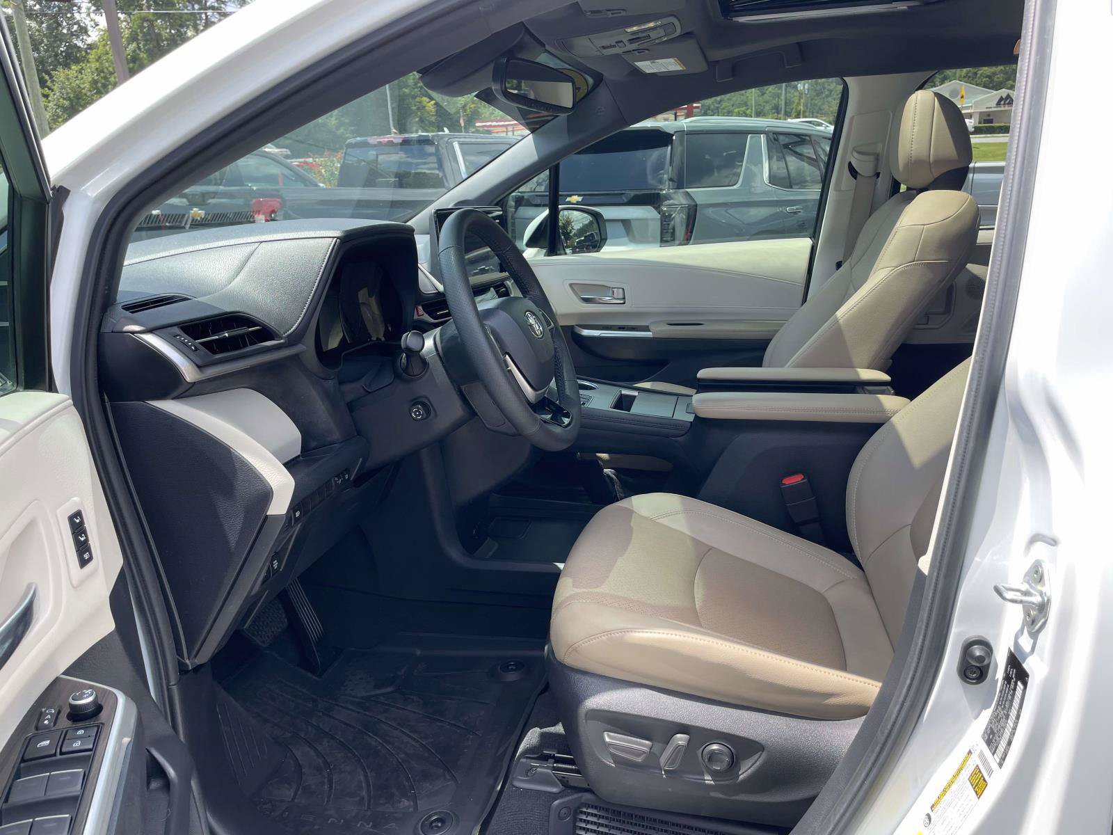 Used 2023 Toyota Sienna Limited FWD image 4
