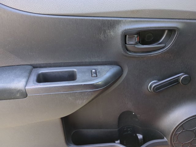 Used 2014 Toyota Yaris L image 9