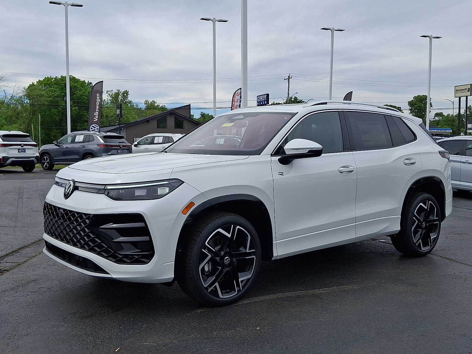 New 2026 Volkswagen Tiguan SEL R-Line AWD/4WD image 2