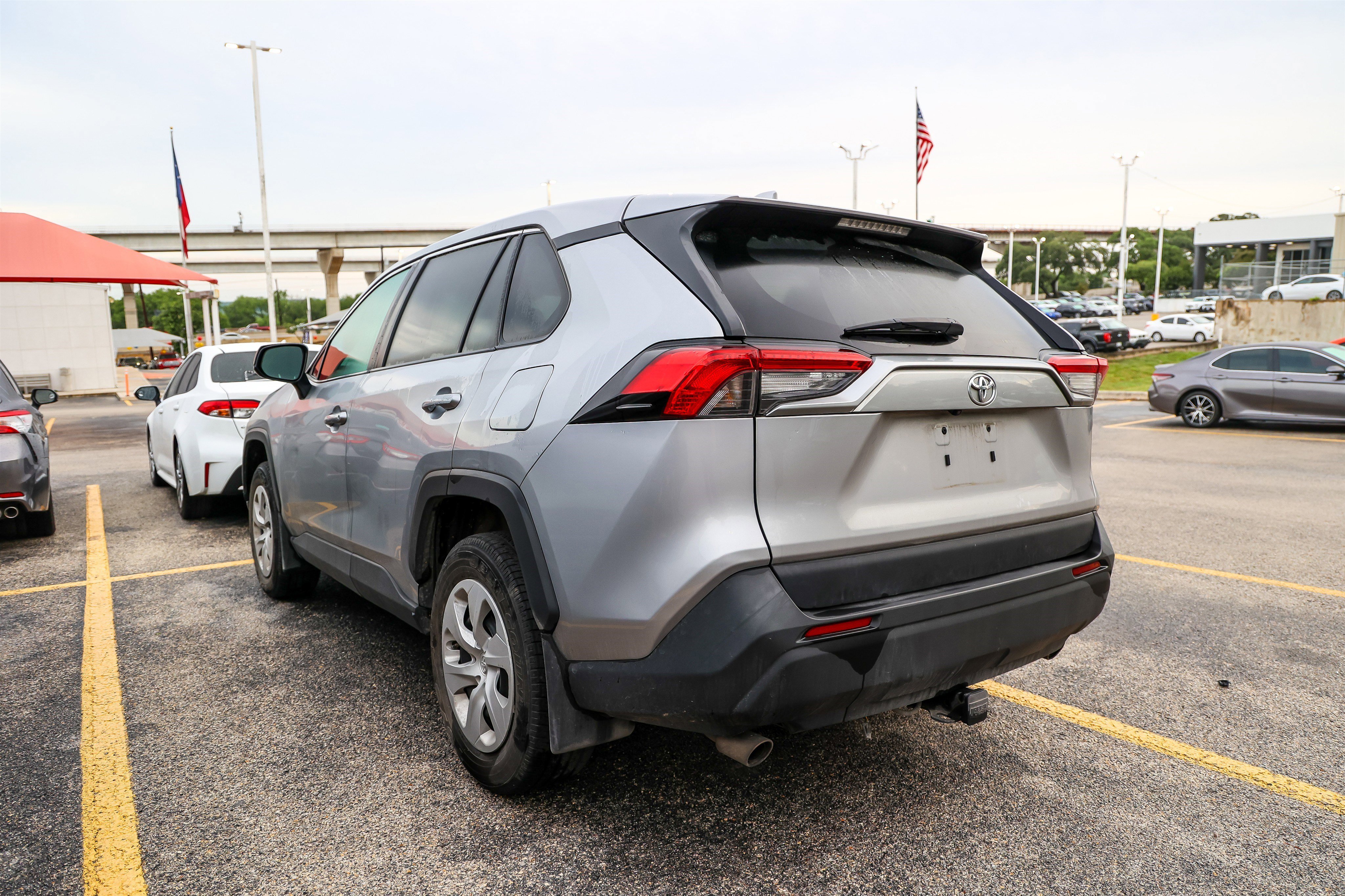 Used 2024 Toyota RAV4 LE AWD/4WD image 9