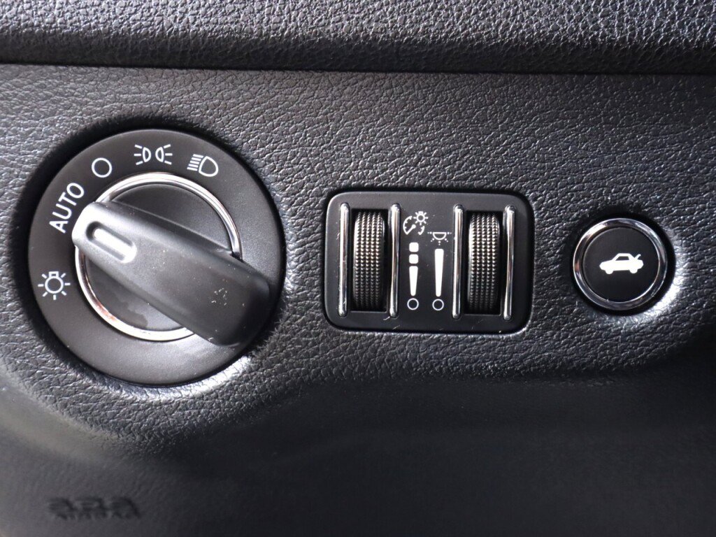 Used 2015 Chrysler 300 Limited RWD image 10