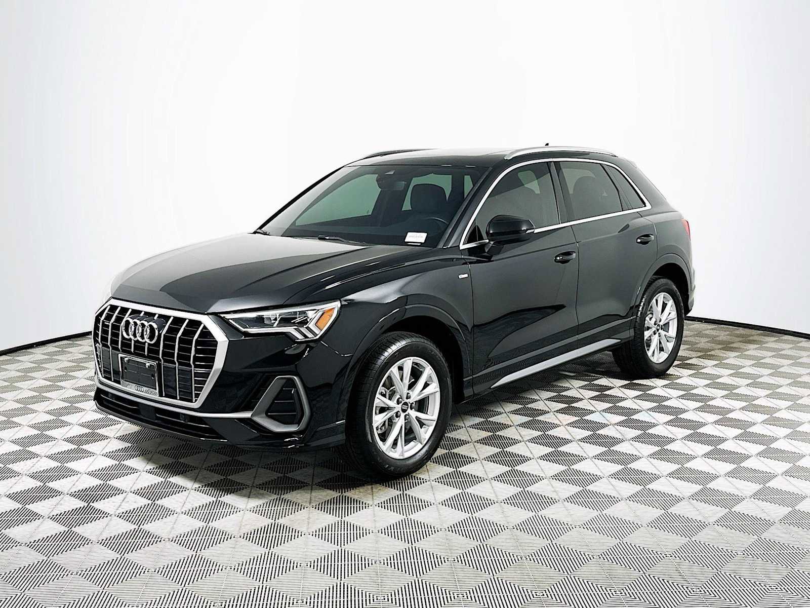 Used 2024 Audi Q3 2.0T Premium w/ Convenience Package image 3