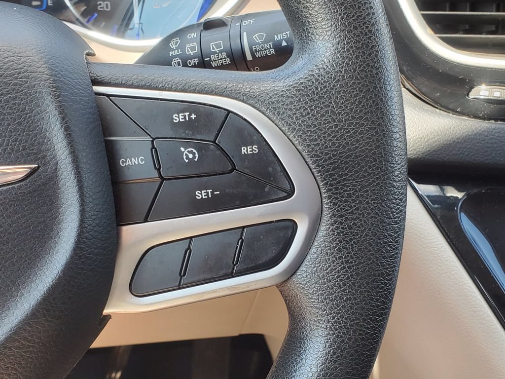 Used 2017 Chrysler Pacifica Touring FWD image 13