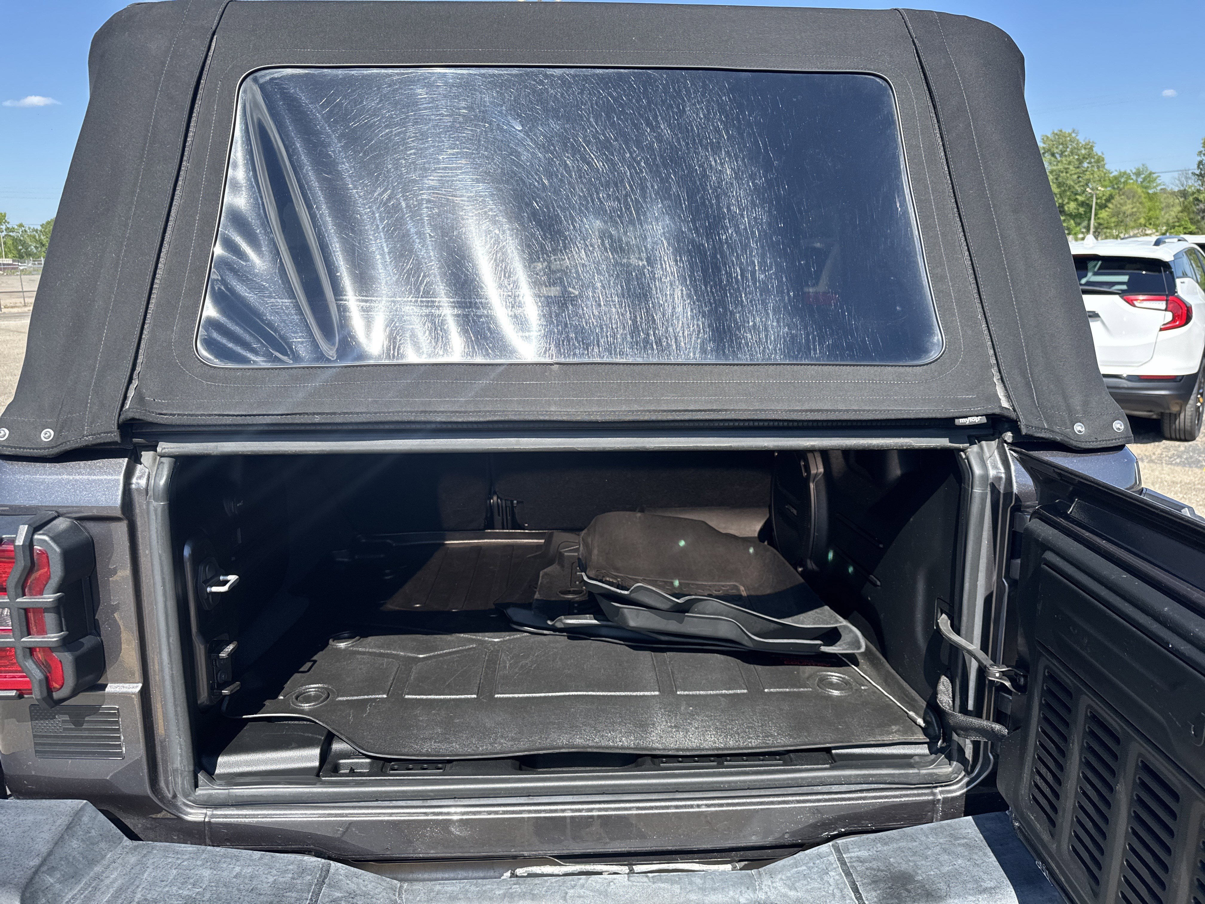 Used 2022 Jeep Wrangler Unlimited Rubicon w/ Safety Group image 8