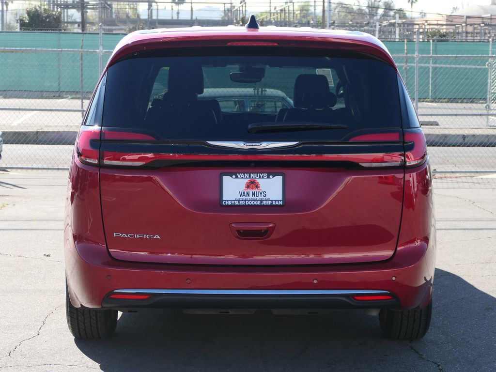 Used 2025 Chrysler Pacifica Select image 6
