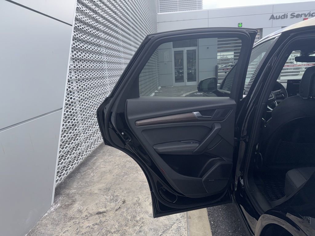 Used 2025 Audi Q5 2.0T Premium Plus w/ Premium Plus Package image 18