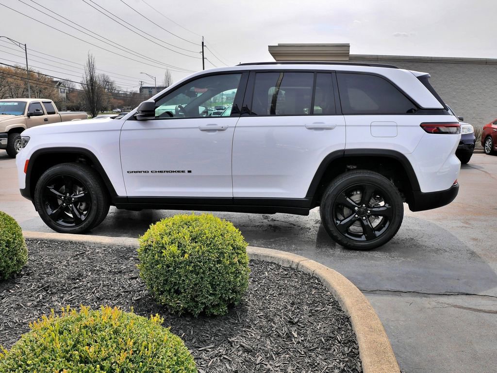 Used 2023 Jeep Grand Cherokee Altitude image 4
