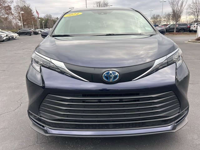 Used 2024 Toyota Sienna LE image 2