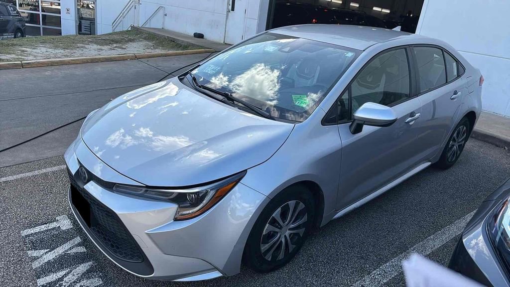 Used 2022 Toyota Corolla LE image 3