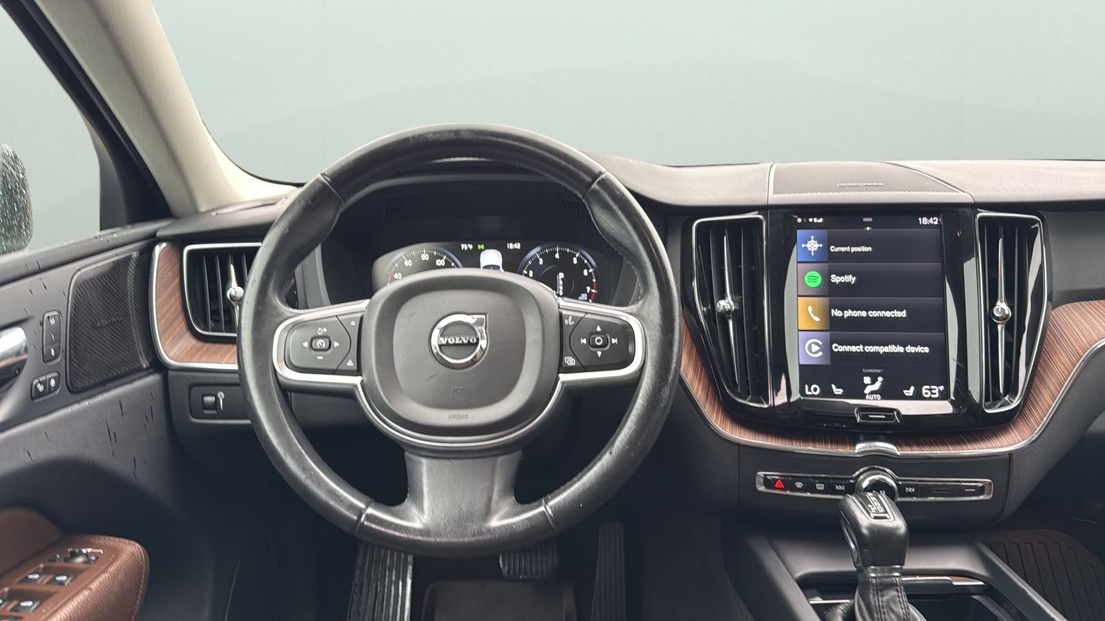 Used 2019 Volvo XC60 T5 Momentum w/ Multimedia Package AWD/4WD image 12