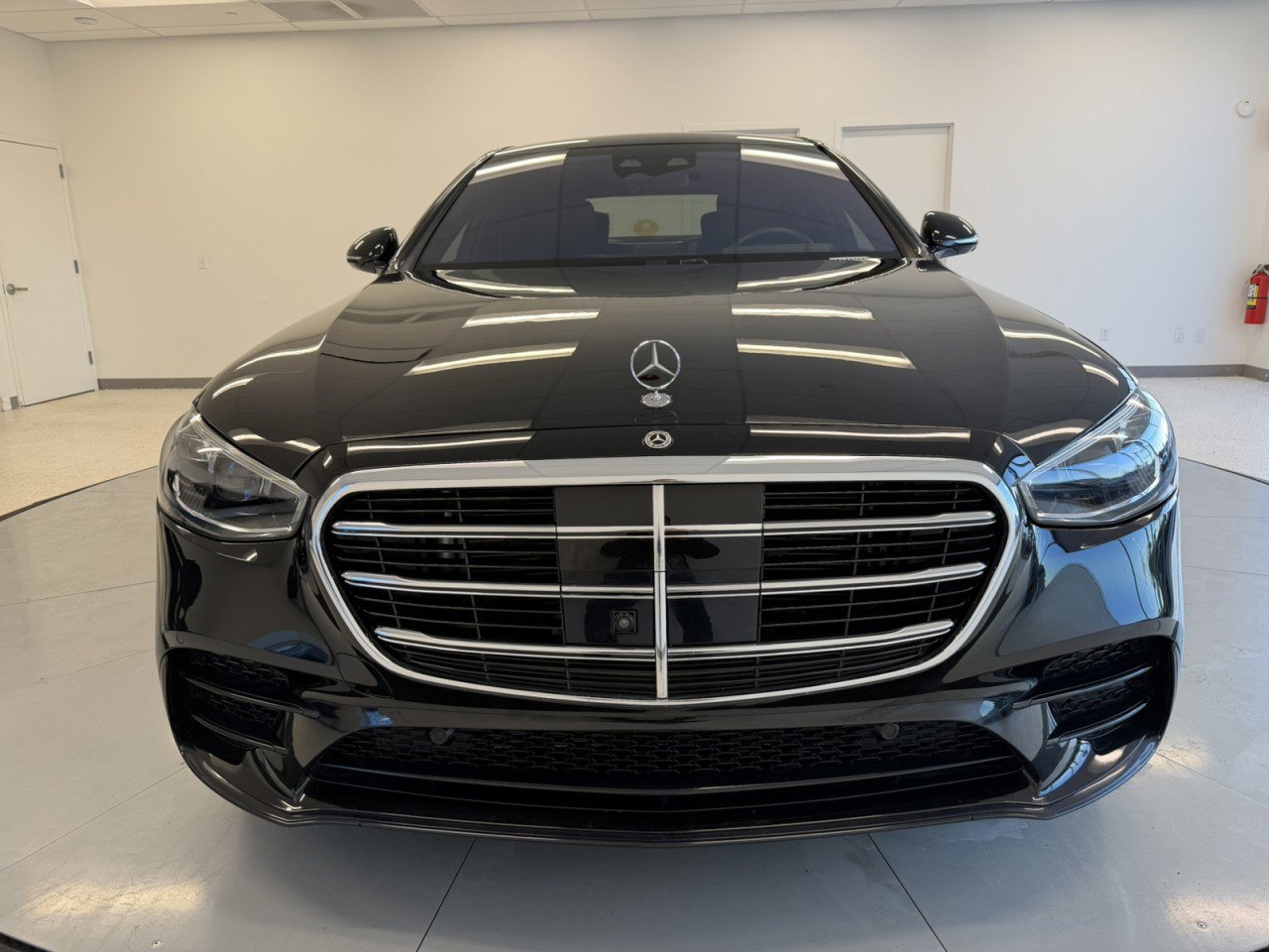 Used 2022 Mercedes-Benz S 580 4MATIC Sedan image 2
