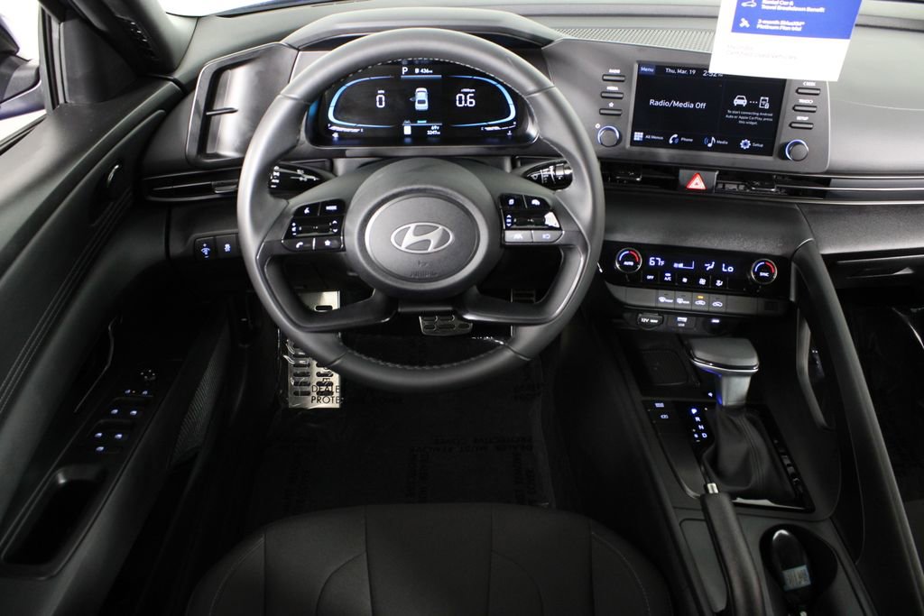 Certified 2025 Hyundai Elantra Sport image 8