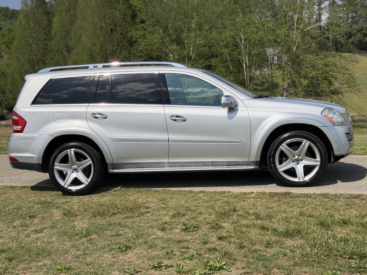 Used 2010 Mercedes-Benz GL 550 4MATIC image 24
