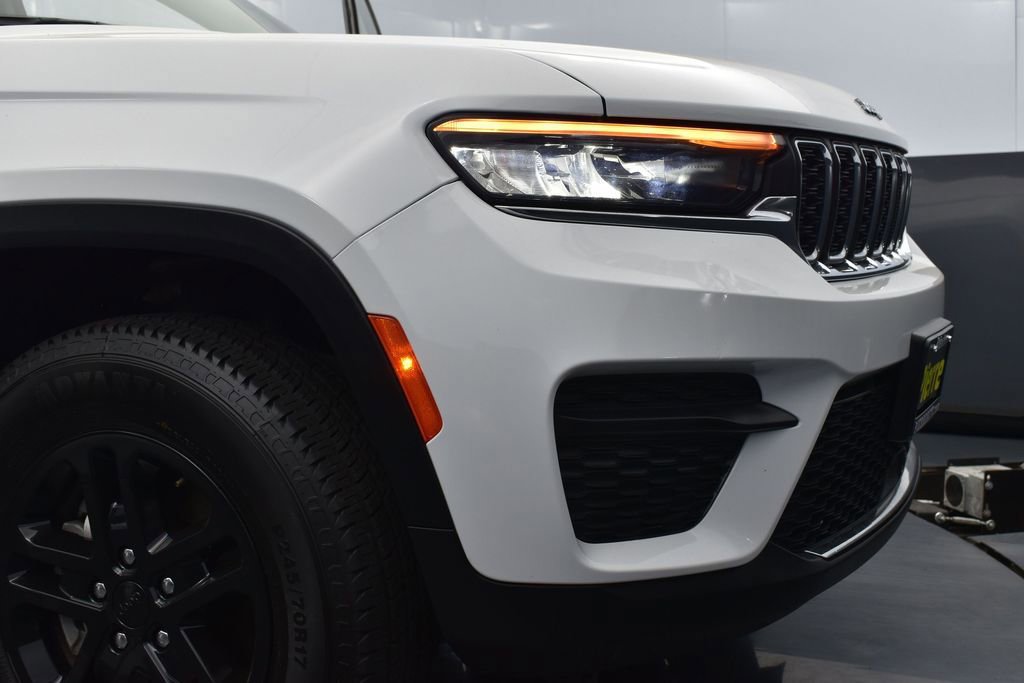 Used 2023 Jeep Grand Cherokee Laredo AWD/4WD image 21