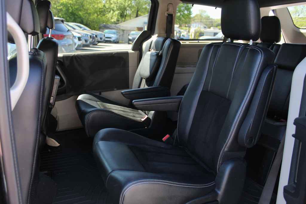 Used 2016 Dodge Grand Caravan SXT image 21