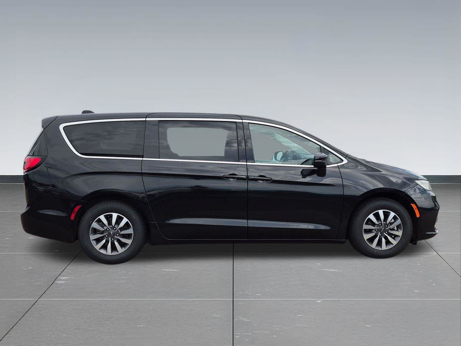 Used 2023 Chrysler Pacifica Touring-L FWD image 7