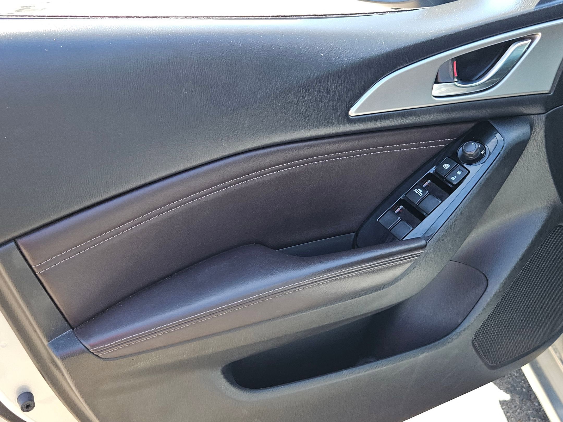Used 2018 MAZDA MAZDA3 Touring FWD image 11