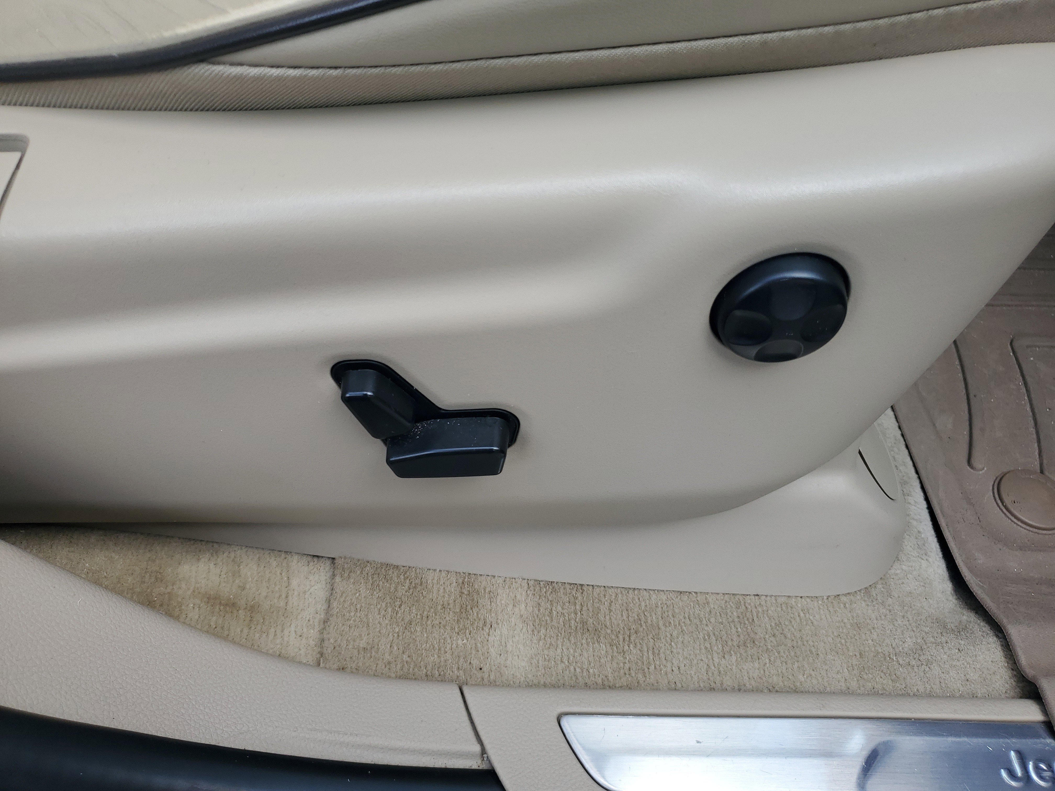 Used 2017 Jeep Grand Cherokee Overland image 9