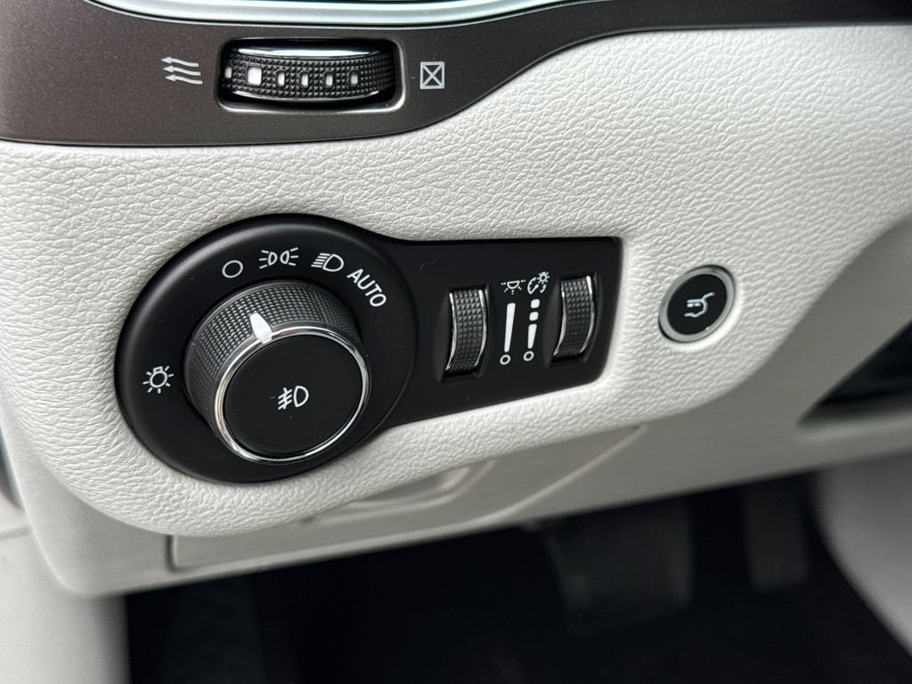 Used 2019 Jeep Cherokee Limited FWD image 28