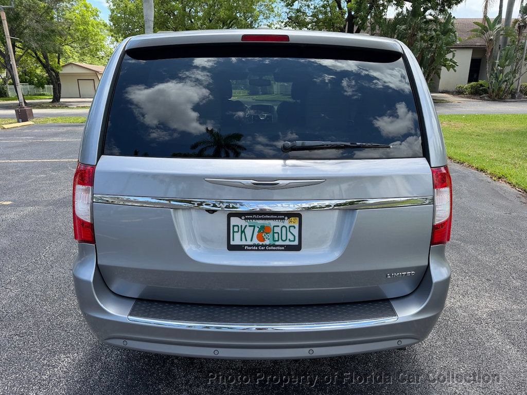 Used 2013 Chrysler Town & Country Limited w/ Luxury Group FWD image 14
