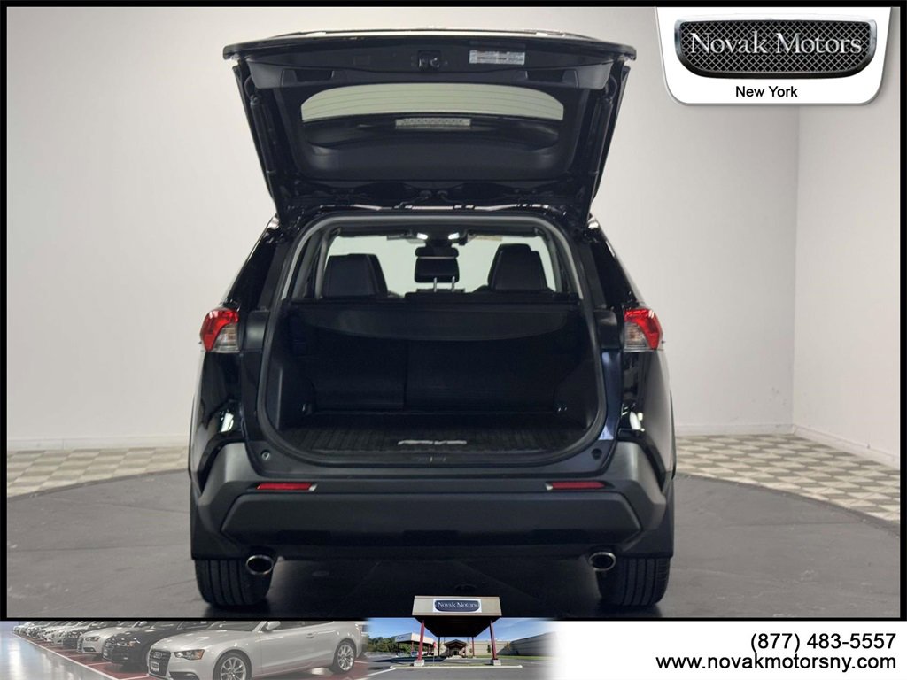 Used 2022 Toyota RAV4 XLE Premium image 9