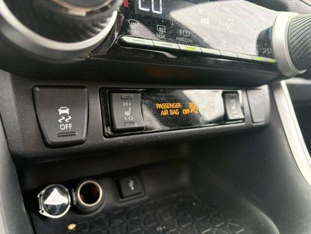 Used 2022 Toyota RAV4 SE w/ Weather & Moonroof Package AWD/4WD image 13