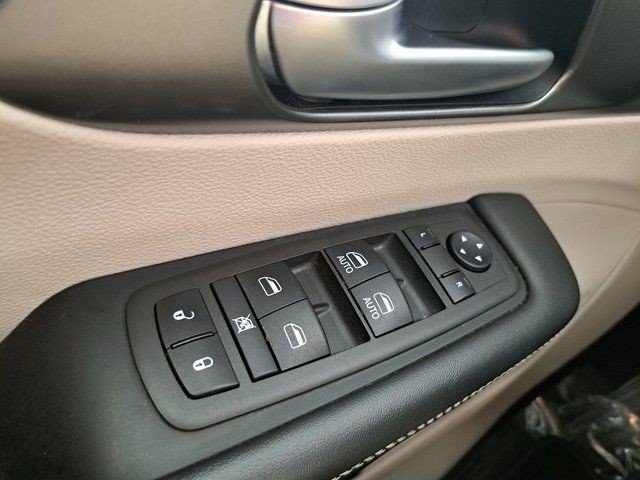 Used 2024 Chrysler Pacifica Touring-L FWD image 22