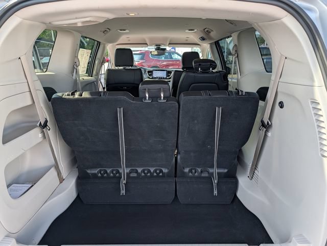 Used 2024 Chrysler Pacifica Touring-L FWD image 17