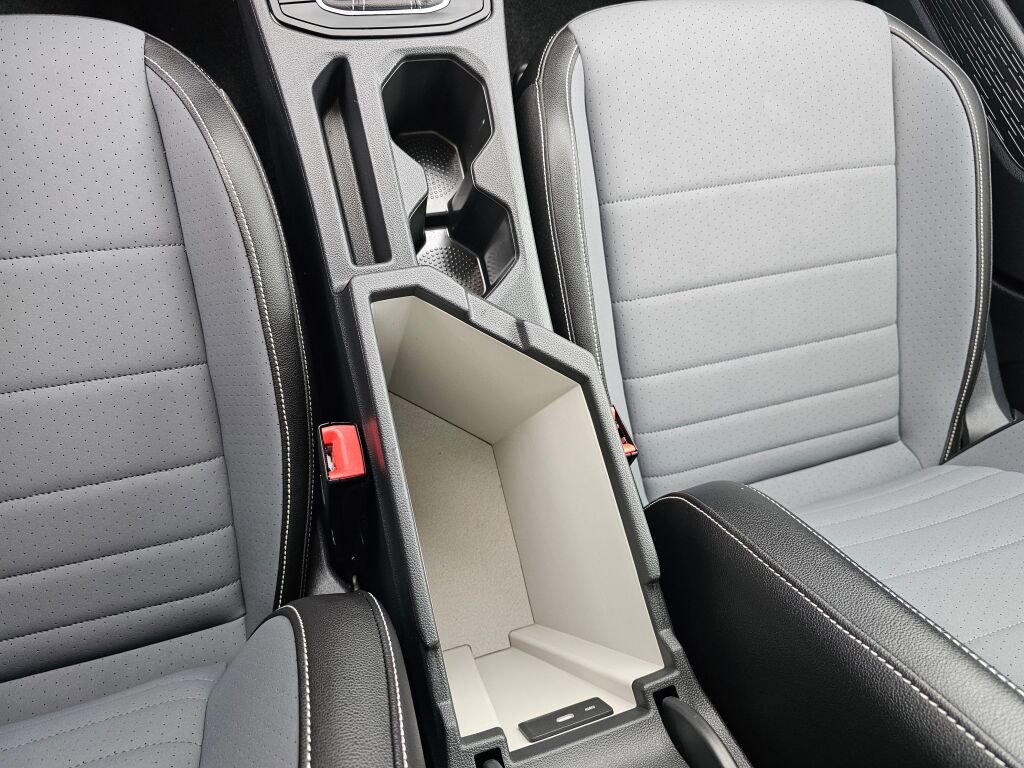 Certified 2025 Volkswagen Jetta SE w/ Sunroof Package image 24