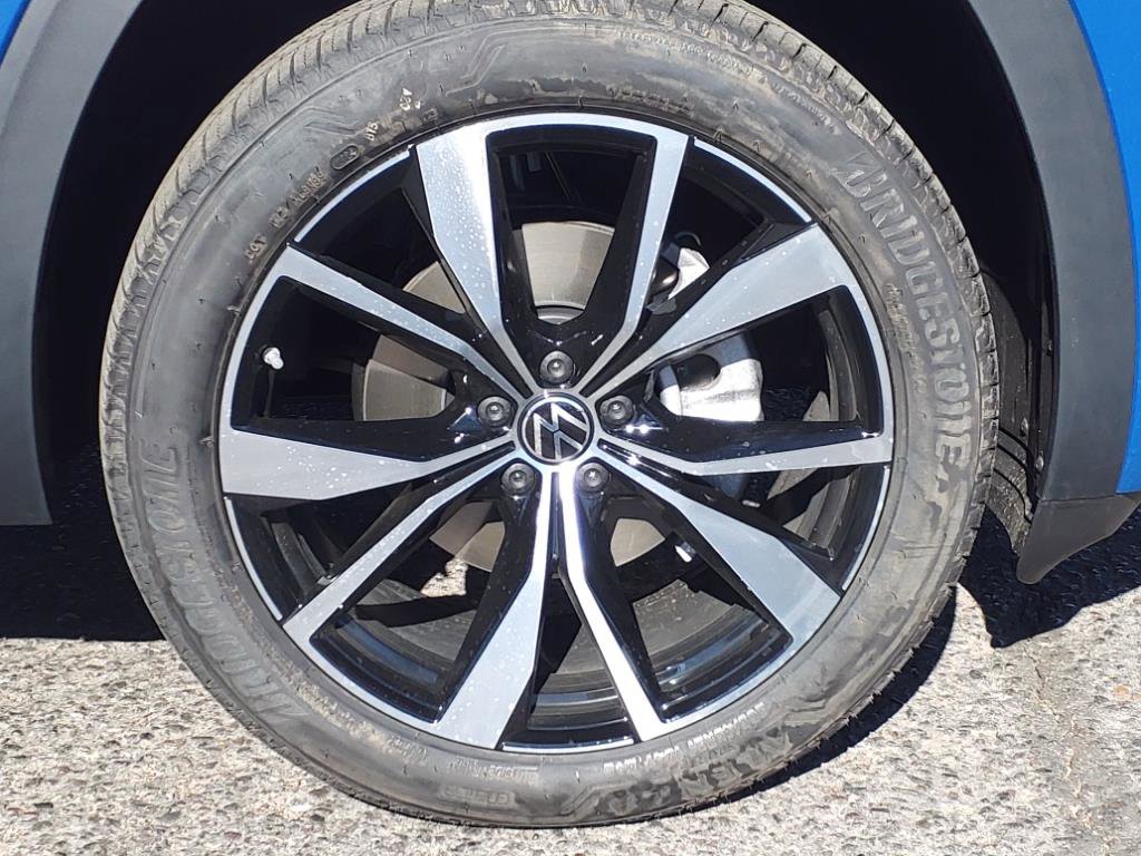 New 2025 Volkswagen Atlas Cross Sport SEL Premium R-Line image 8