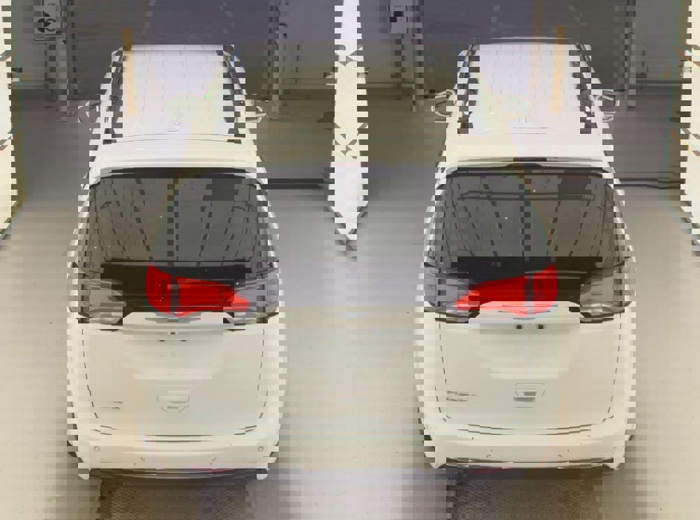 Used 2018 Chrysler Pacifica Touring-L image 8