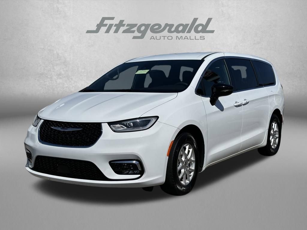 Used 2025 Chrysler Pacifica Select FWD image 2