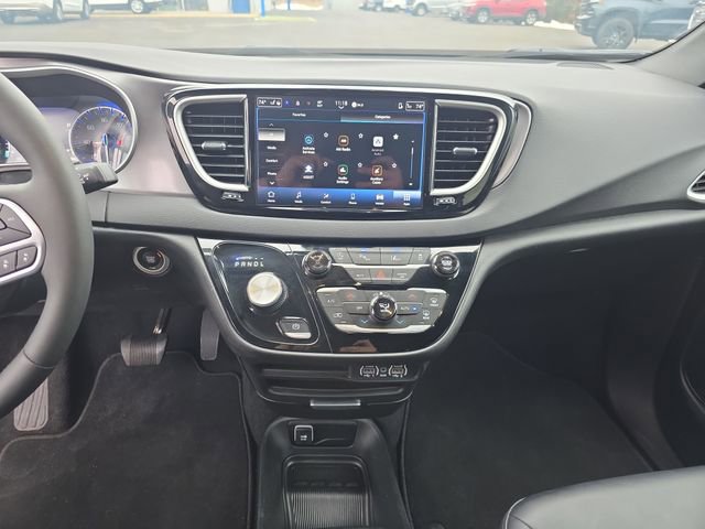 Used 2025 Chrysler Pacifica Select image 17